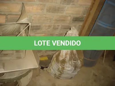 LOTE 059 - lote com peças de maquinas, carrinho de mão, tubos, motores, correias, ventilador de pedestal, sucatas diversas, prateleira com peças, polias, etc.