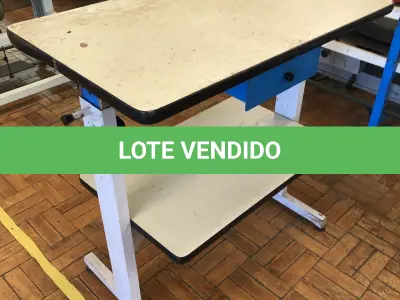 LOTE 220 - 3 mesas para máquinas 