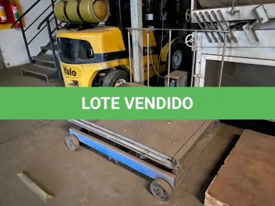 LOTE 042 - balança plataforma com rodinhas cor azul e visor eletrônico