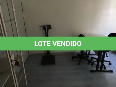 LOTE 515 - Armario de madeira, 2 macas, ar condicionado, quadro, balança, mesa e 2 cadeiras , armario portas de vidro 