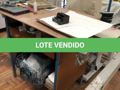 LOTE 331 - 2 Mesa para máquina 