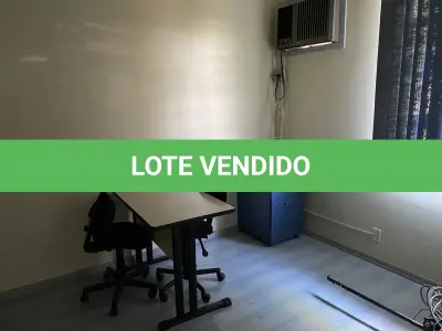 LOTE 515 - Armario de madeira, 2 macas, ar condicionado, quadro, balança, mesa e 2 cadeiras , armario portas de vidro 