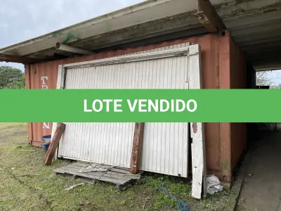 LOTE 074 - container metálico em mau estado com sucatas 20 pés
