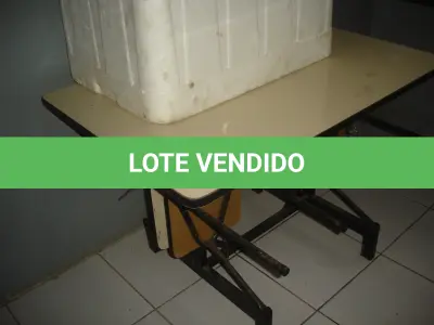 LOTE 062 - mesa de refeição de abrir 4 lugares