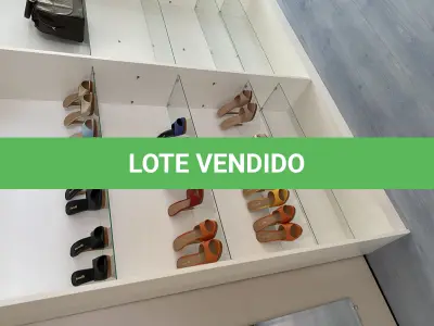 LOTE 519 - Lote de prateleiras para loja, mesa e enfeite 