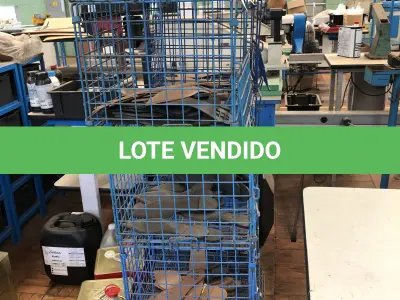 LOTE 265 - 4 mesas para máquinas, prateleira de metal, bancada inspeção, caixas metálicas  