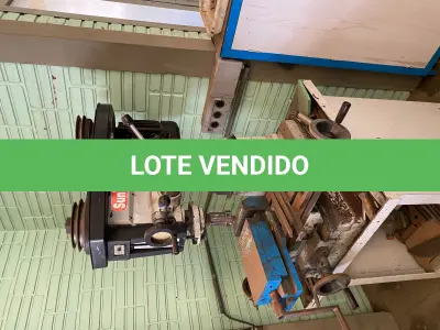 LOTE 468 - Furadeira de bancada e armario de com ferramentas