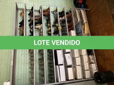 LOTE 423 - 2 prateleiras de metal, armario 2 portas 