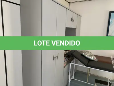 LOTE 515 - Armario de madeira, 2 macas, ar condicionado, quadro, balança, mesa e 2 cadeiras , armario portas de vidro 