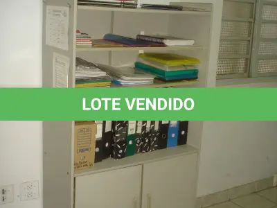 LOTE 016 - armário com 2 portas de abrir e 3 prateleiras