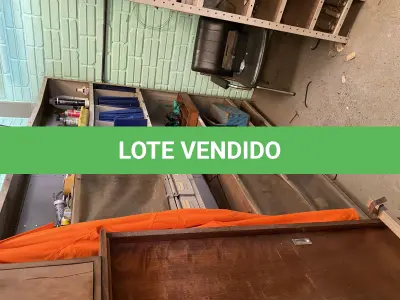 LOTE 463 - 2 prateleitas com peças e bancada 