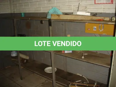 LOTE 052 - prateleira, armário em mau estado, armário de madeira, tintas e poucas ferramentas