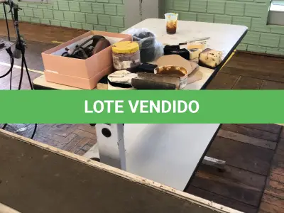 LOTE 213 - Mesa para máquina 
