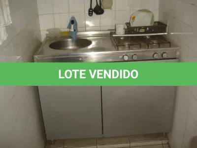 LOTE 024 - Fogão e armário