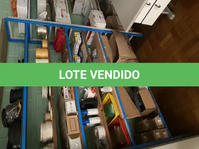 LOTE 428 - 2 prateleiras de metal, armario 2 portas 