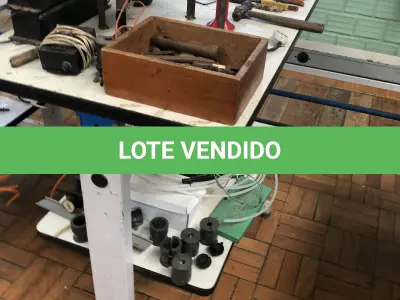 LOTE 393 - mesa para máquina