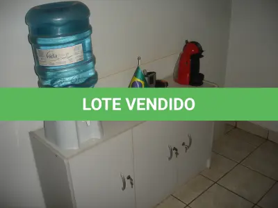 LOTE 024 - balcão  com 3 portas de abrir, bebedor e cafeteira vermelha