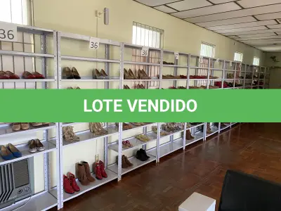 LOTE 520 - Lote de prateleiras de metal, 2 cadeiras 