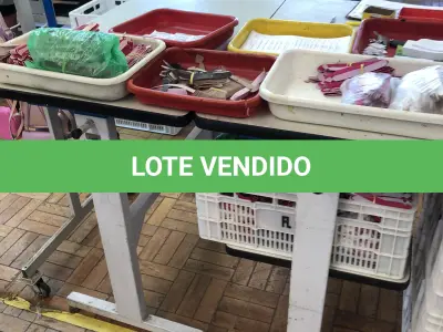 LOTE 234 - 3 mesas para máquinas 