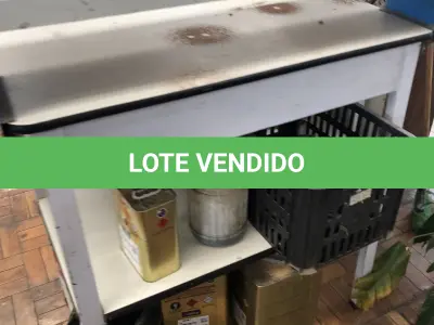 LOTE 270 - 2 mesas e 2 armários 