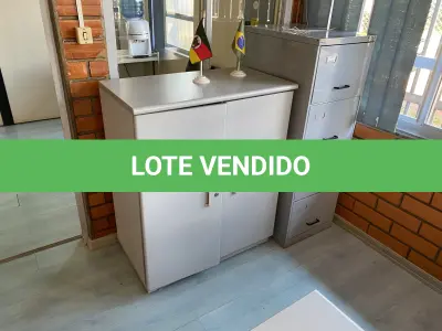 LOTE 492 - Mesa em L, cadeira, computador, armario, arquivo, 3 cadeiras pretas, 2 mesas e bebedor de bombona  