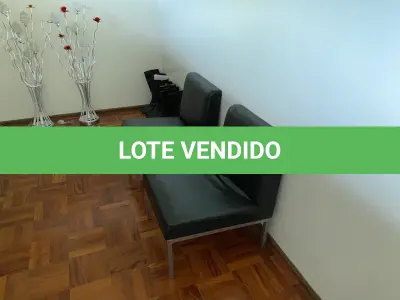 LOTE 520 - Lote de prateleiras de metal, 2 cadeiras 