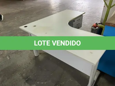 LOTE 010 - mesa de escritorio em L