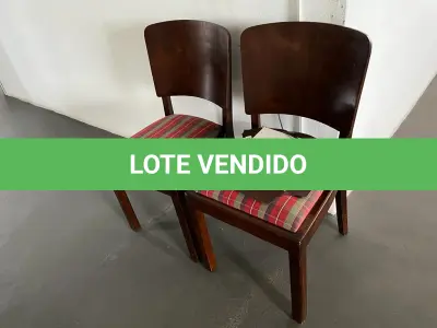 LOTE 026 - mesa de madeira retangular com cadeiras fixas de madeira e tampo tecido colorido