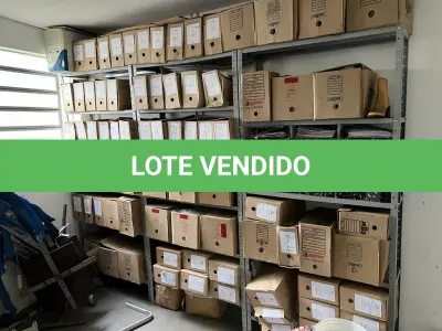 LOTE 025 - estante com livros e papeis da falencia
