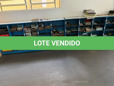 LOTE 017 - armario azul em 2 partes tipo escaninho
