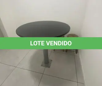 LOTE 040 - 1 mesa com tampo de mármore negro pregada ao chão