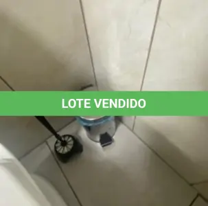 LOTE 045 - 1 lixeira inox