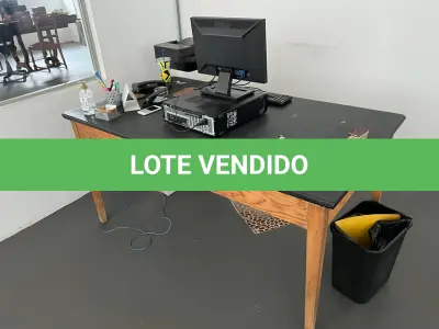 LOTE 036 - mesa em madeira com tampo preto