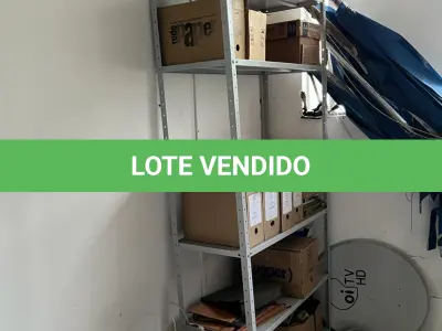 LOTE 025 - estante com livros e papeis da falencia