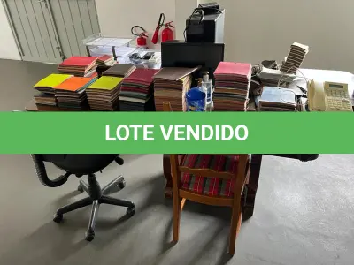 LOTE 026 - mesa de madeira retangular com cadeiras fixas de madeira e tampo tecido colorido