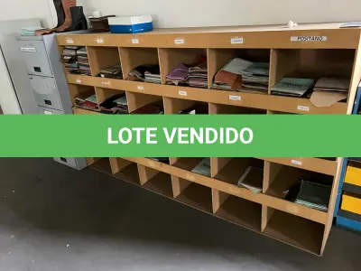 LOTE 018 - armario tipo escaninho cor marrom clara