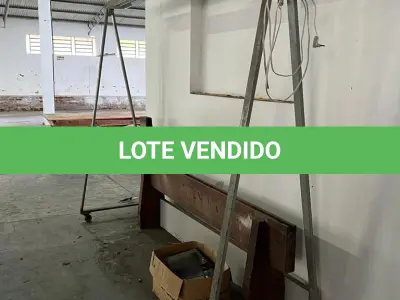 LOTE 024 - cavalete metalico com rodinhas e luminaria