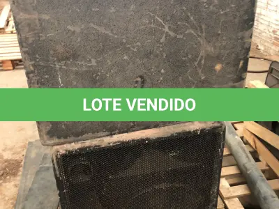 LOTE 011 - 2 CAIXAS DE SOM, PRETAS, EM MAU ESTADO