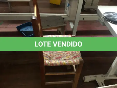 LOTE 143 - Lote de cadeiras de madeira todas da fábrica