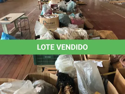 LOTE 246 - Lote com rolos de tecido, sintético, componentes