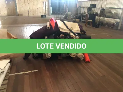 LOTE 246 - Lote com rolos de tecido, sintético, componentes