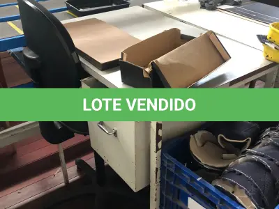 LOTE 166 - Mesa com cadeira alta
