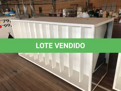 LOTE 215 - Lote de prateleiras brancas