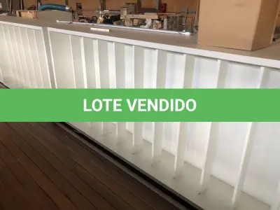 LOTE 215 - Lote de prateleiras brancas