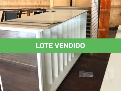 LOTE 215 - Lote de prateleiras brancas