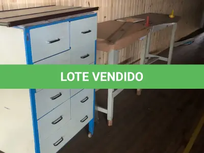 LOTE 243 - Lote de mesas, balcão   