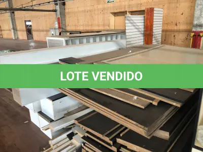 LOTE 215 - Lote de prateleiras brancas