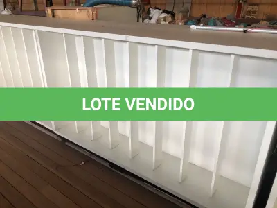 LOTE 215 - Lote de prateleiras brancas