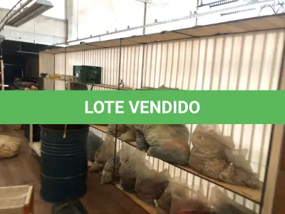 LOTE 244 - Lote de prateleira de metal