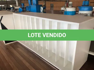 LOTE 215 - Lote de prateleiras brancas